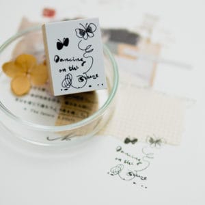 st91 スタンプ - 風に乗って舞う